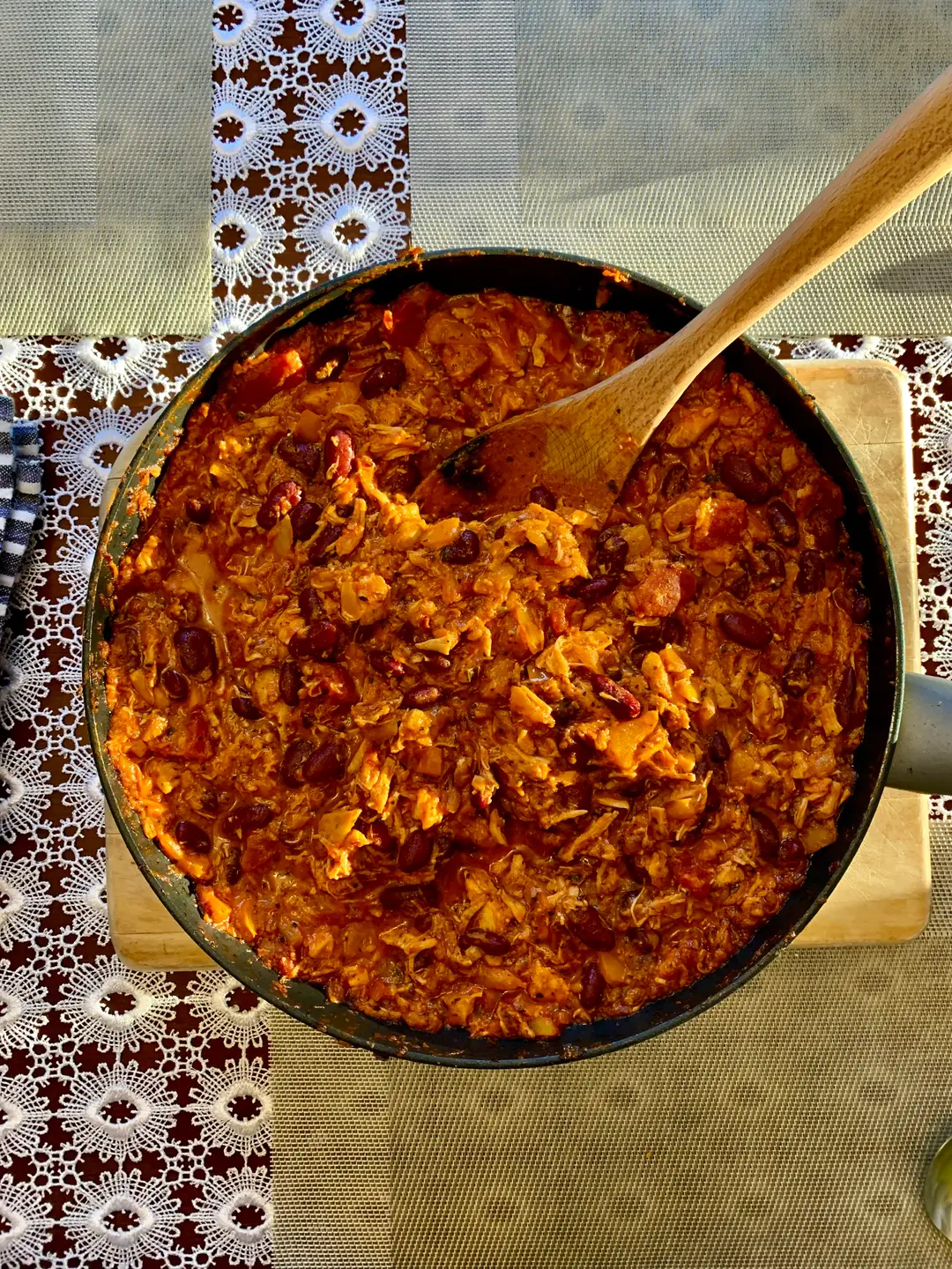 Pan with pulled chicken, tomato sauce and beans.