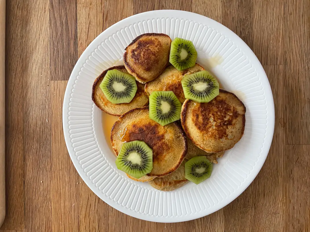 Banana oat pancakes with kiwi